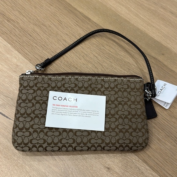 BNWT SIGNATURE COACH LARGE WRISTLET - Picture 6 of 6